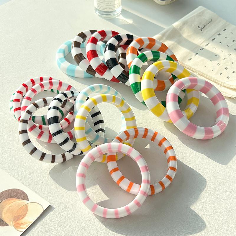 กำไลข้อมือเรซิ่นลายบล็อกสีพร้อ - Leatherwork Jewelry บทวิจารณ์และราคา
